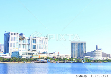 東京都、フジテレビ本社ビルとお台場の風景 107609353