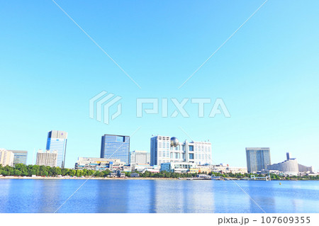東京都、フジテレビ本社ビルとお台場の風景 107609355