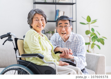 在宅介護 107609378