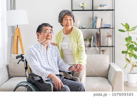 在宅介護 107609385