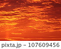 燃えるような朝焼け 107609456