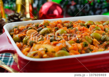 メキシコの伝統的なクリスマス料理 バカラオ・ア・ラ・ビスカイーナ メキシコの伝統的なクリスマス料理 バカラオ・ア・ラ・ビスカイーナ 107609469