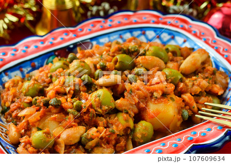 メキシコの伝統的なクリスマス料理　バカラオ・ア・ラ・ビスカイーナ 107609634