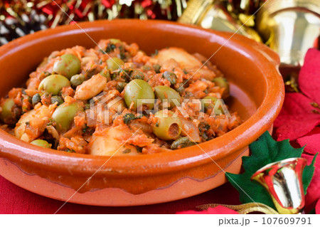 メキシコの伝統的なクリスマス料理 バカラオ・ア・ラ・ビスカイーナ メキシコの伝統的なクリスマス料理 バカラオ・ア・ラ・ビスカイーナ 107609791