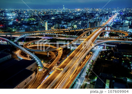 日本夜景遺産、東大阪市役所22階展望ロビーから眺める東大阪ジャンクションの夜景（クール系） 107609904