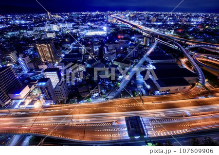日本夜景遺産、東大阪市役所22階展望ロビーから眺める東大阪ジャンクションの夜景（クール系） 107609906