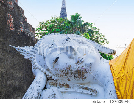 古都アユタヤ　ワット・ヤイ・チャイ・モンコンの寝釈迦仏 107609940