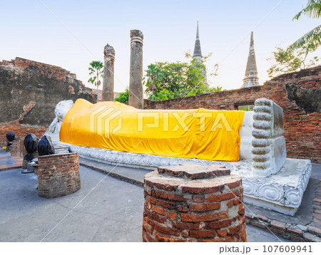 古都アユタヤ　ワット・ヤイ・チャイ・モンコンの寝釈迦仏 107609941