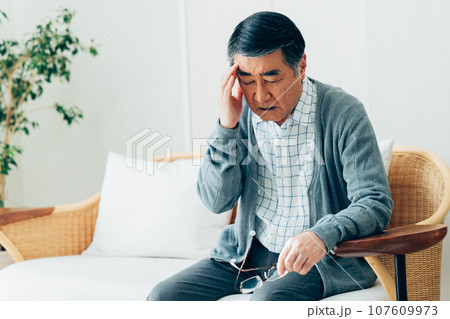 頭がい痛いシニアの男性 107609973