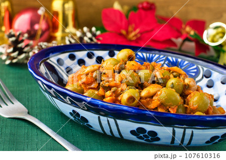 メキシコの伝統的なクリスマス料理 バカラオ・ア・ラ・ビスカイーナ メキシコの伝統的なクリスマス料理 バカラオ・ア・ラ・ビスカイーナ 107610316