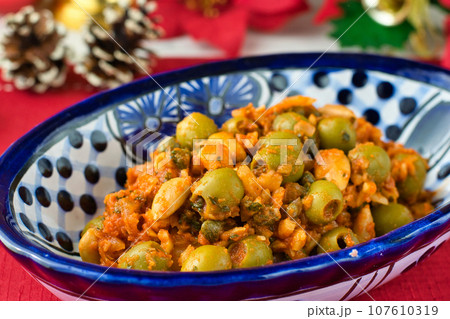 メキシコの伝統的なクリスマス料理 バカラオ・ア・ラ・ビスカイーナ メキシコの伝統的なクリスマス料理 バカラオ・ア・ラ・ビスカイーナ 107610319
