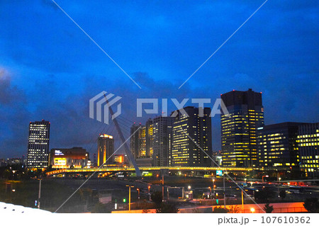 夜景とテレポートブリッジとビル群 夜景とテレポートブリッジとビル群 107610362