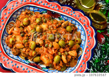 メキシコの伝統的なクリスマス料理　バカラオ・ア・ラ・ビスカイーナ 107610587