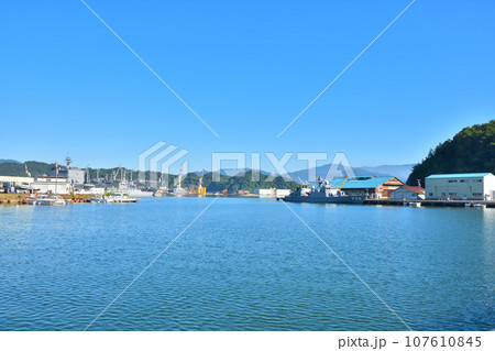 快晴の舞鶴港と自衛隊の艦艇 107610845