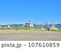 舞鶴基地に停泊中の補給艦ましゅうと多用途支援艦ひうち 107610859