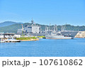 舞鶴基地に停泊中の補給艦ましゅうと多用途支援艦ひうち 107610862