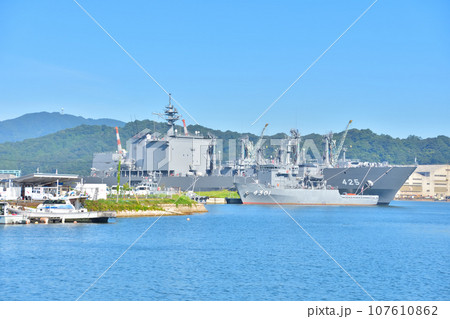 舞鶴基地に停泊中の補給艦ましゅうと多用途支援艦ひうち 舞鶴基地に停泊中の補給艦ましゅうと多用途支援艦ひうち 107610862