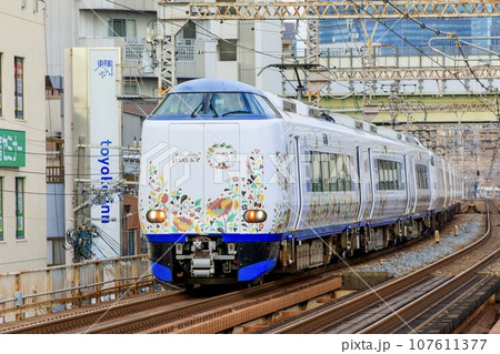 大阪環状線を走る関空特急はるか 107611377