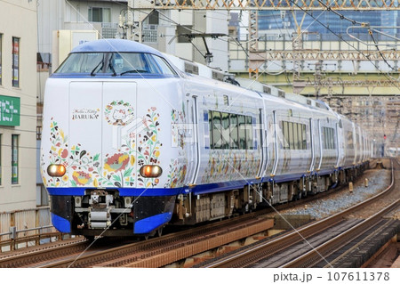 大阪環状線を走る関空特急はるか 107611378