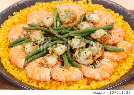エビとホタテのパエリア　地中海料理　米　シーフード 107611382
