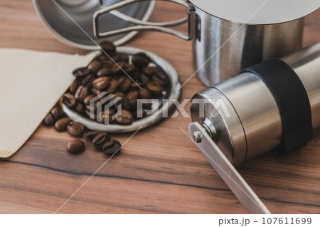 コーヒー豆とコーヒーミル クローズアップ素材 コーヒー豆とコーヒーミル クローズアップ素材 107611699