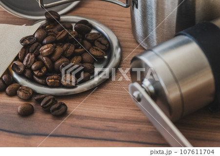 コーヒー豆とコーヒーミル クローズアップ素材 コーヒー豆とコーヒーミル クローズアップ素材 107611704