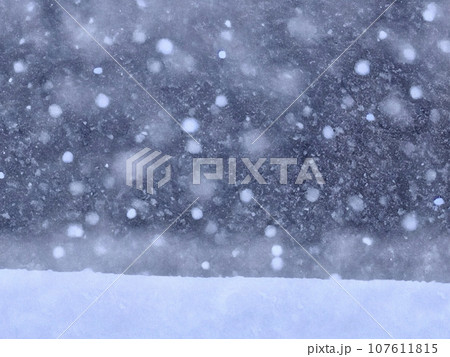 水彩画の雪景色の背景・壁紙 水彩画の雪景色の背景・壁紙 107611815