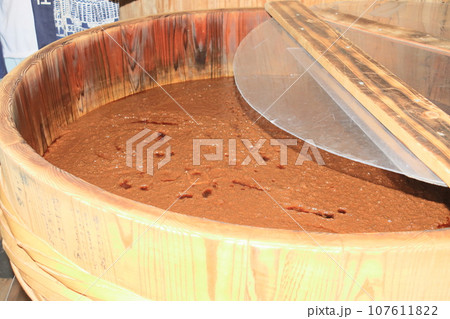 しょうゆのもろみ　醤油づくり 107611822