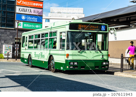 近鉄富田林駅前に停車中の金剛バス4　大阪府富田林市 107611943