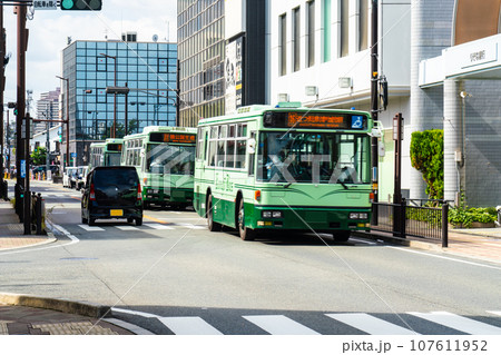 富田林駅前を出発して目的地に向かう金剛バス3　大阪府富田林市 107611952