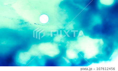 明るい夜の雲と光る満月のような抽象背景画像。 明るい夜の雲と光る満月のような抽象背景画像。 107612456
