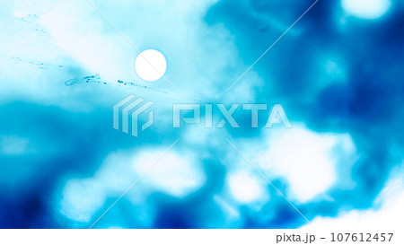 雲に隠れた満月をイメージさせる水彩抽象背景画像。 107612457