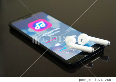 ワイヤレスイヤホンとスマホで音楽を聴く ワイヤレスイヤホンとスマホで音楽を聴く 107612601