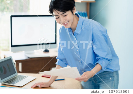 リモートワークをする女性 107612602