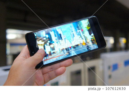 地下鉄の駅のホームで動画を視聴 107612630