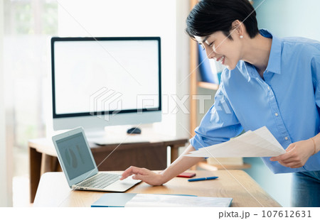 リモートワークをする女性 107612631
