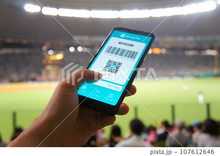 野球場でスマホQRコード決済 野球場でスマホQRコード決済 107612646