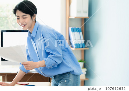 リモートワークをする女性 107612652