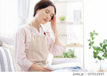家事 体調が悪い女性 家事 体調が悪い女性 107612697