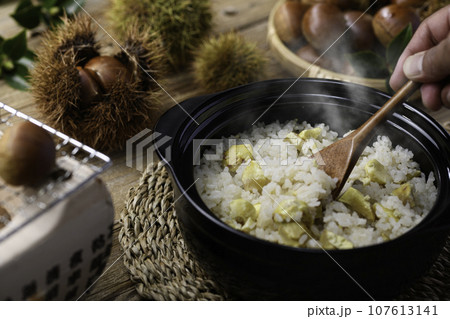 秋の味覚 栗ごはん 土鍋で炊いた 栗ご飯 (古板背景） 木の実 イガグリ 栗の実 クリ 107613141