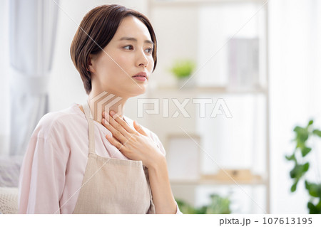 家事 体調が悪い女性 家事 体調が悪い女性 107613195