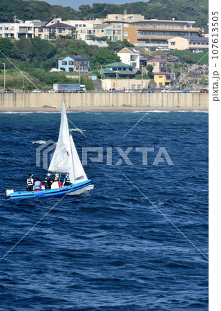 江ノ島 湘南大堤防からヨットの風景 江ノ島 湘南大堤防からヨットの風景 107613505