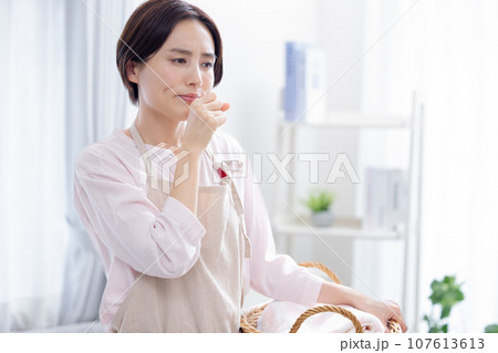 家事　体調が悪い女性 107613613