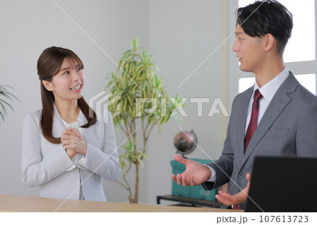 1on1_管理職に要望を伝えるビジネスウーマン1 107613723