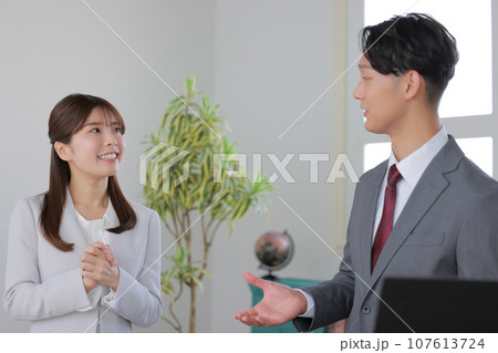 1on1_管理職の提案を微笑んで聞くビジネスウーマン1 1on1_管理職の提案を微笑んで聞くビジネスウーマン1 107613724