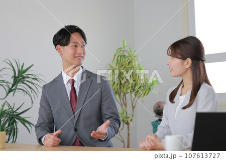 1on1_実績を得意気に話すビジネスマンと聞く女性管理職1 107613727