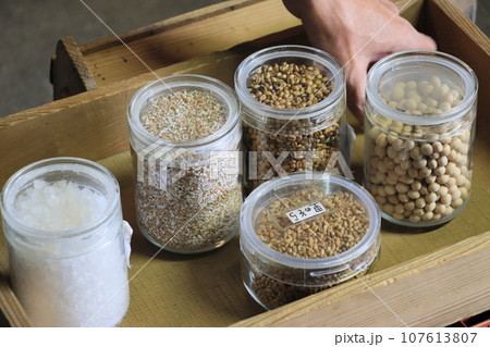 醤油の原材料 大豆 小麦 麹 塩 醤油づくり 醤油の原材料 大豆 小麦 麹 塩 醤油づくり 107613807