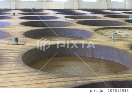 醤油の仕込み蔵　木桶での醸造　伝統的製法 107613938