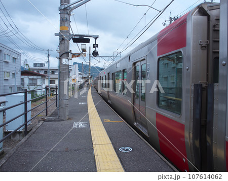 広島 可部線 古市橋駅 8月の曇りの日 広島 可部線 古市橋駅 8月の曇りの日 107614062