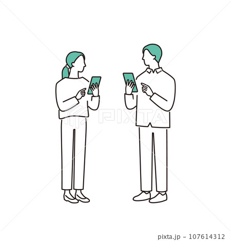 スマホを操作する若い夫婦 スマホを操作する若い夫婦 107614312